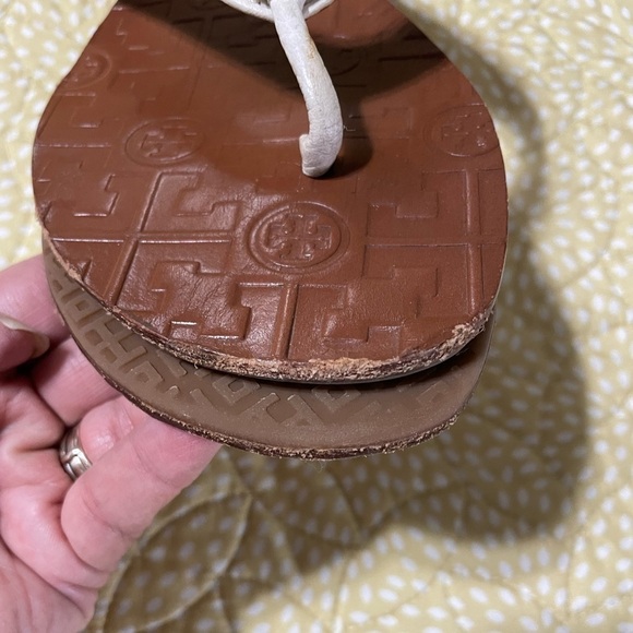 EUC TORY BURCH Thora Sandal Bone Leather Goldtone Logo - Picture 7 of 12